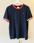 T-shirt i blått med ränder