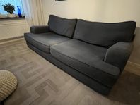 Mörkblå bred tvåsitsig soffa
