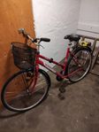 Röd Diamondback damcykel säljes billigt!