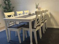 Vitt köksbord med 6 stolar, mycket bra skick