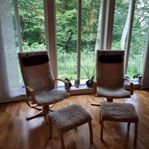Fåtöljer i fårskinn med fotpall
