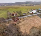 Byggklar stor tomt på 4 212 m² med hus