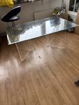 soffbord i glas med underrede i plexiglas 