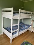Vit våningssäng från Ikea, inkl. madrasser.