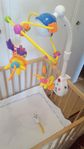 Baby leksak hängande på säng