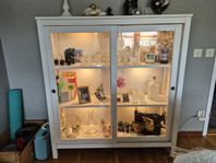 Hemnes låga vitrinskåp
