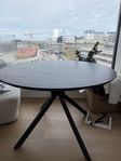 Svart robust träbord 
