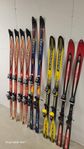 5 par skidor med tillhörande pjäxor och stavar