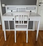 Skrivbord med fina detaljer samt skrivbordsstol