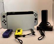 Vit Nintendo Switch Oled med väskor och andra tillbehör