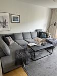 U-soffa med soffbord