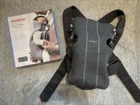 Grå Babybjörn mini bärsele