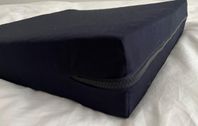 Marinblå kilkudde/ergonomisk sittdyna 37X37XH7 cm