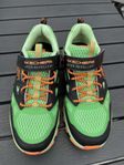 Sketchers vattentåliga sneakers stl 34