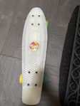 Skateboard med färgade hjul