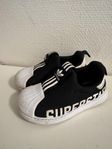 Adidas barnskor(23.5 size)