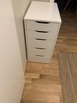 Säljer en vit IKEA hurts modell Alex med 5 lådor.