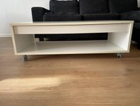 Vitt soffbord med smart förvaring 