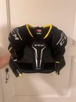 Hockeyutrustning byxor och axelskydd