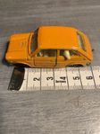 Leksaksbil Fiat 127 med hund från 1970 talet 