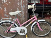 flickan cyklar 18 tum