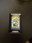Zippo Tändare – Limey Johnson Motor Oil – Made in USA