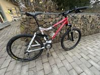 Heldämpad Kona Stuff  26” - Nissan edition 