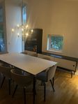 Matbord med åtta stolar