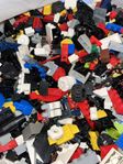 Äkta Lego,äldre bitar men också nyare. 1,2 kg . Legodelar