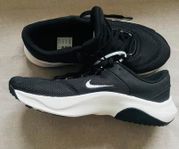Nike - Sneakers - Legend Essential 3 Next, NY.  STRL: 40.5