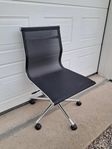 Arbetsstol med nätrygg & sits, Charles Eames stil.