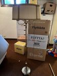 Elegant klassisk golvlampa i mässing