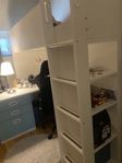 Våningsäng med skrivbord och förvaring 