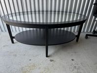 Soffbord med glasskiva – stilrent och rymligt