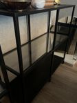 2 st vittsjö svart avlastningsbord med hylla med glas IKEA