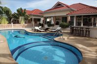 Drömvilla i Hua Hin med privat pool, jacuzzi & barnpool