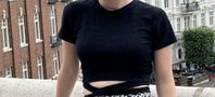 Ginatricot Svart Crop Top med Öppen Rygg Stl L 100 kr 