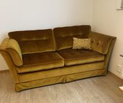 Soffa 2-sits. Gul/guld plysch/sammet 
