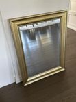 stor stilren guldfärgad spegel 75x100cm