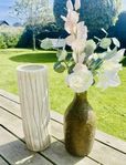 Krukor med konst blommor 