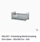 Barnsäng med extrabädd och förvaringslådor