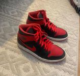 Nike Air Jordans i rött och svart