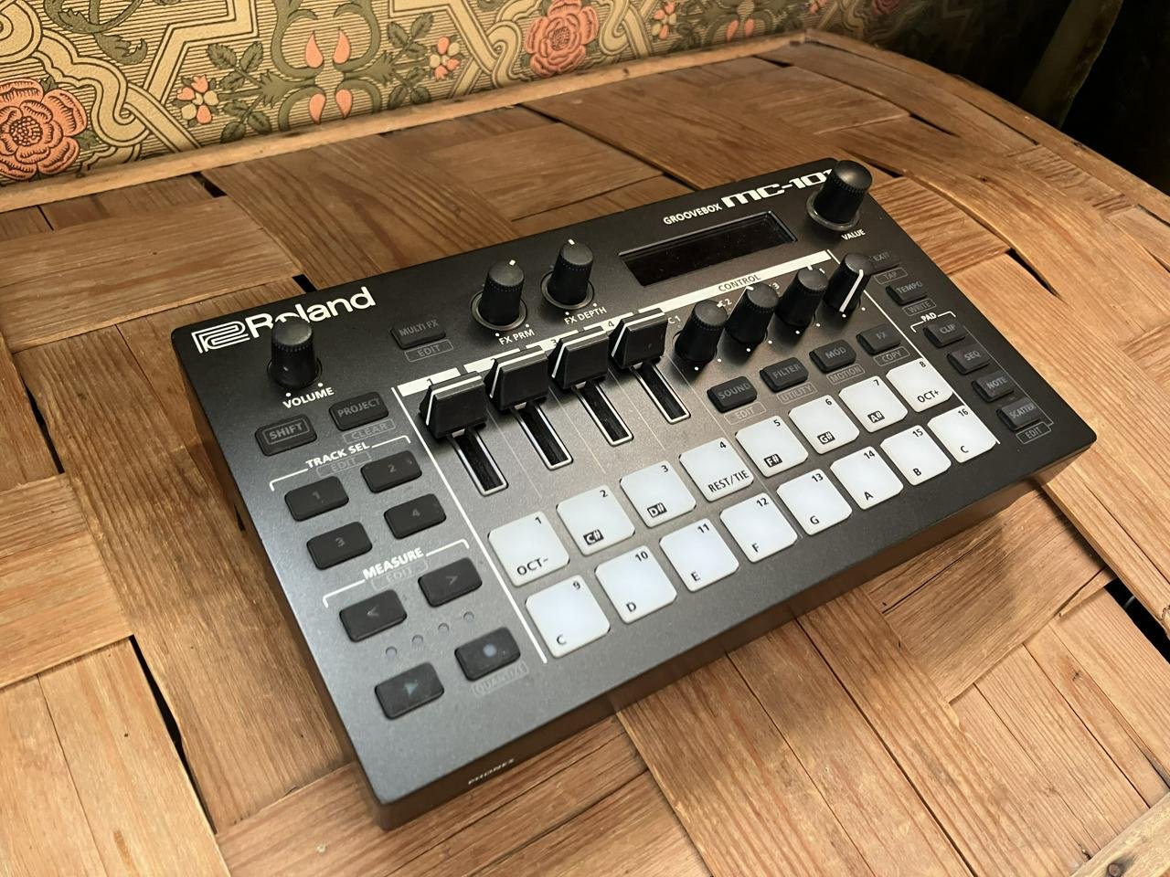 Roland MC-101 groovebox