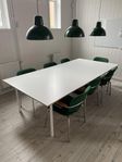 Stort bord + 7 retrostolar – till kontor, ateljé eller ho