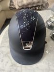 Samshield ridhjälm med Swarovski’s blå blommor.