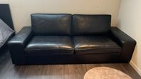 Fin Svart Skinnsoffa, 3-sits med stor fotpall