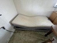 Höj- & sänkbar säng 90 cm x 200 cm
