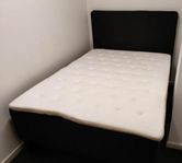Dubbelsäng med resårbotten och bäddmadrass (box spring)