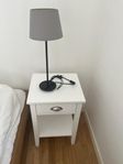 sängbord och lampa