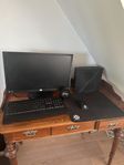 Gamingsetup med stationär dator, tangentbord, mus, mikrofon